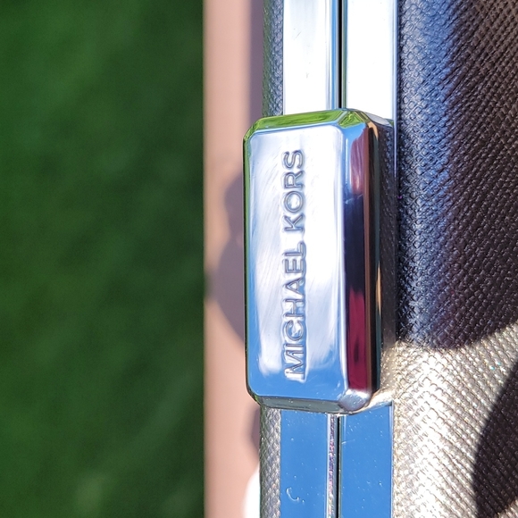 MICHAEL KORS NWT AUTHENTIC ELSIE LEATHER FLAT CROSSBODY! - Picture 3 of 8